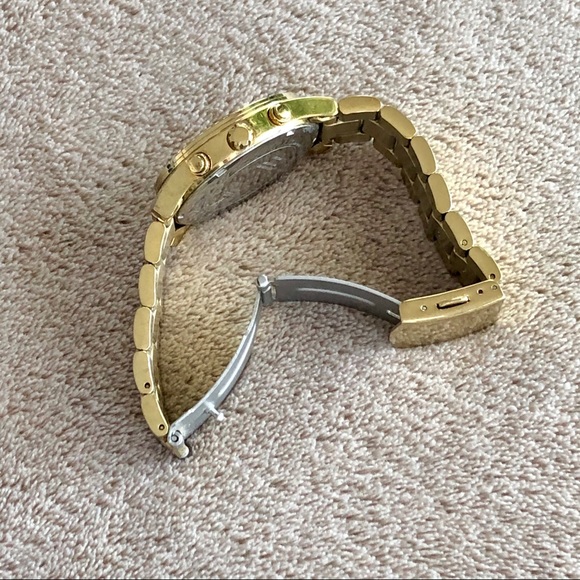 Watch: GUESS Watch, Gold - NO Extra Links or Battery ๐ Bundle Me! - Picture 6 of 10